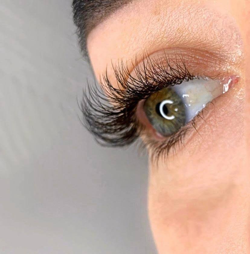 Design de sobrancelhas com pinça